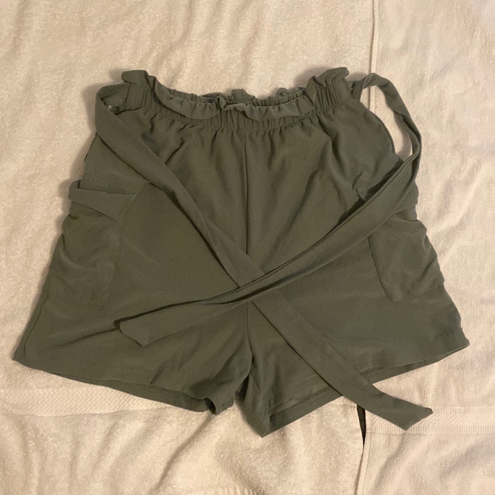 OLIVE GREEN SHORTS WITH RUFFLED WAISTBAND, STRAPS, AND POCKETS